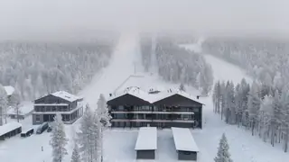 Ilmakuva — rinne ja hissi sumussa